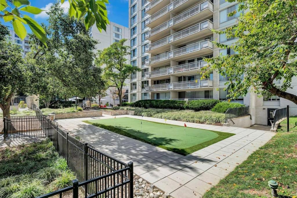 Charming Apartment At Crystal City With Amazing Amenities Arlington Exterior photo